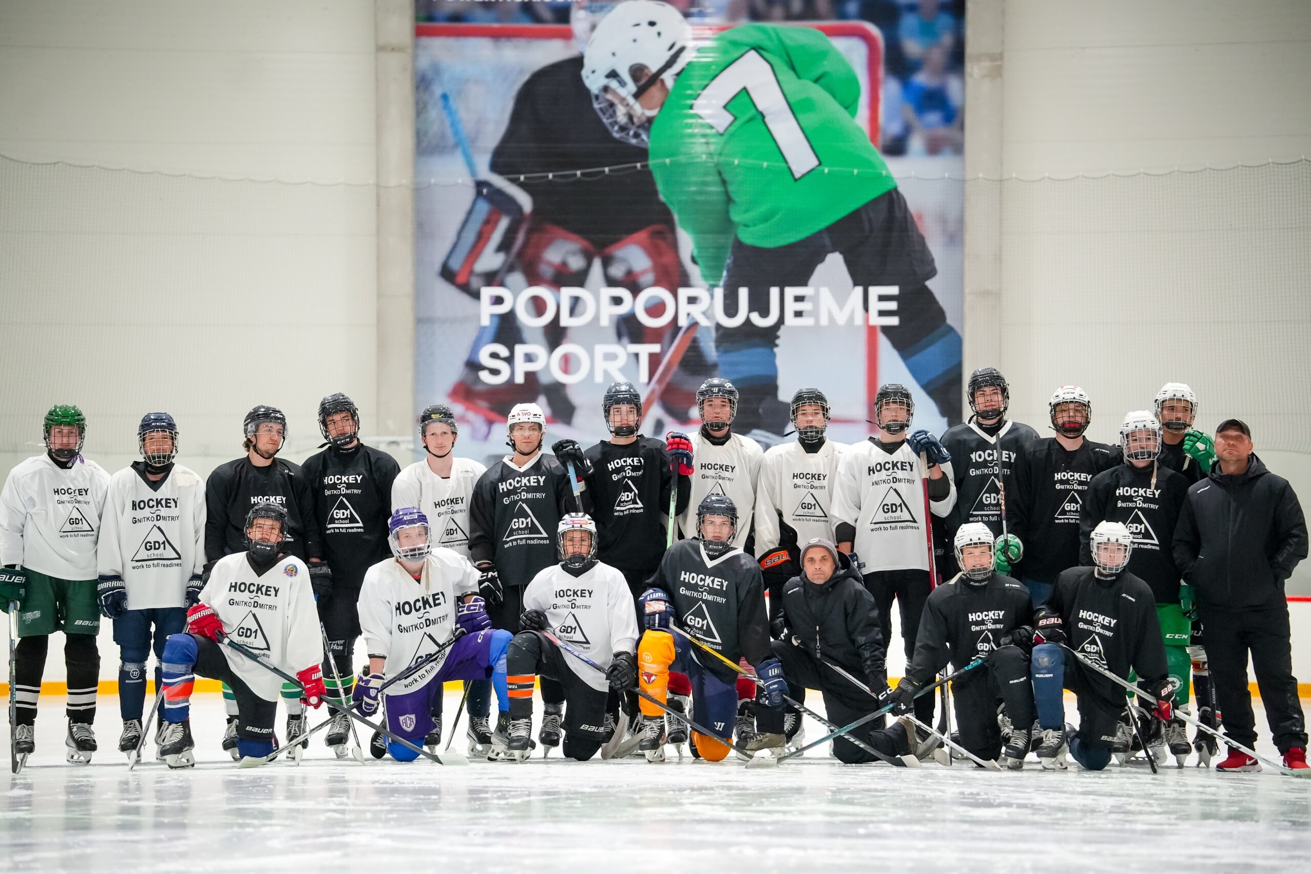 GD1 players and coaches together on the ice